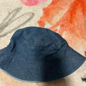 Bucket hat